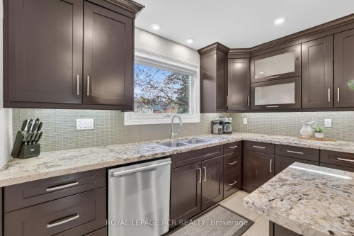 35 Mccabe Crescent, Caledon, ON - Indoor Photo Showing Kitchen With Double Sink With Upgraded Kitchen