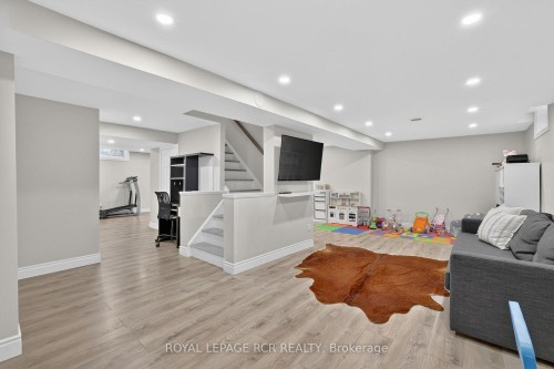 35 Mccabe Crescent, Caledon, ON - Indoor Photo Showing Other Room