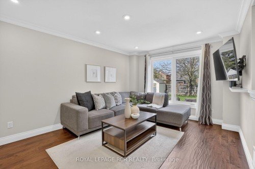 35 Mccabe Crescent, Caledon, ON - Indoor Photo Showing Living Room