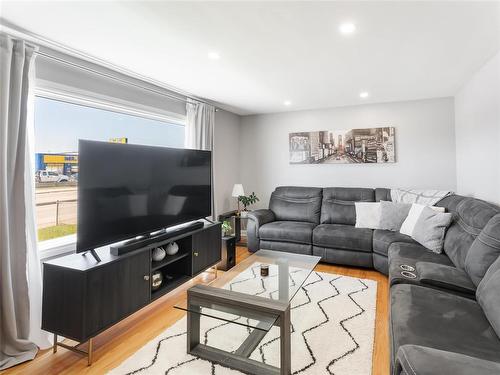 1087 Nairn Avenue, Winnipeg, MB - Indoor Photo Showing Living Room