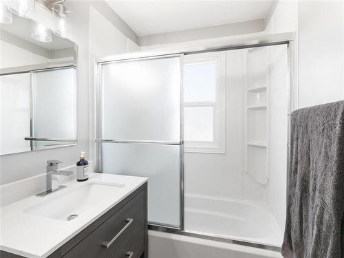 1087 Nairn Avenue, Winnipeg, MB - Indoor Photo Showing Bathroom