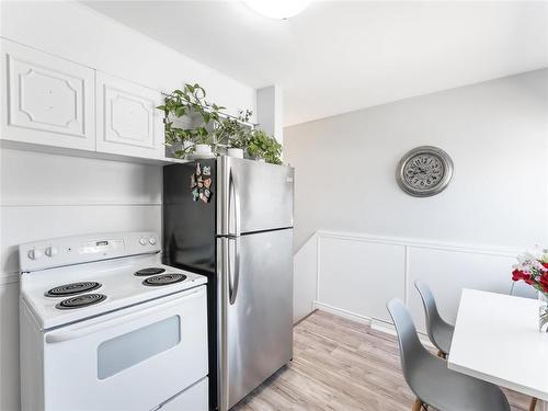 1087 Nairn Avenue, Winnipeg, MB - Indoor Photo Showing Kitchen