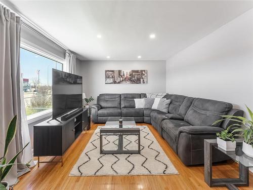 1087 Nairn Avenue, Winnipeg, MB - Indoor Photo Showing Living Room