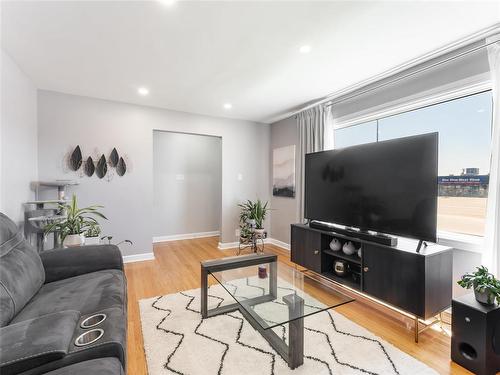 1087 Nairn Avenue, Winnipeg, MB - Indoor Photo Showing Living Room