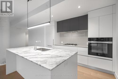 606 - 1414 Bayview Avenue, Toronto, ON - Indoor Photo Showing Kitchen With Upgraded Kitchen