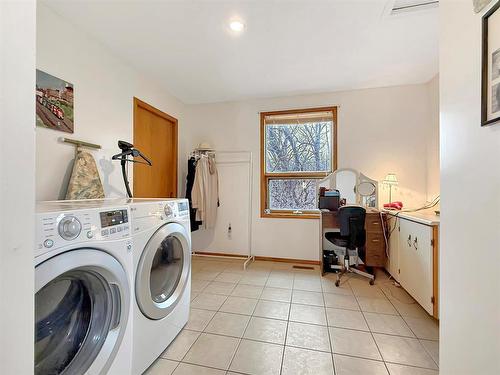 106 Braeview Place, Brandon, MB - Indoor Photo Showing Laundry Room