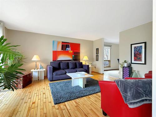 106 Braeview Place, Brandon, MB - Indoor Photo Showing Living Room