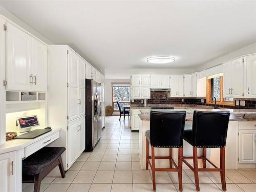 106 Braeview Place, Brandon, MB - Indoor Photo Showing Kitchen
