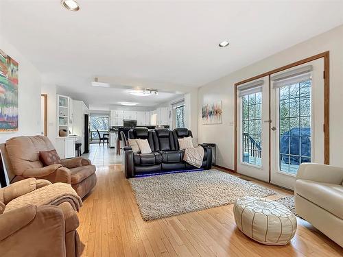 106 Braeview Place, Brandon, MB - Indoor Photo Showing Living Room