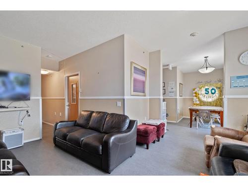 9512 154 St Nw, Edmonton, AB - Indoor Photo Showing Living Room