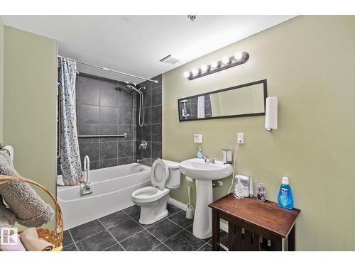 9512 154 St Nw, Edmonton, AB - Indoor Photo Showing Bathroom