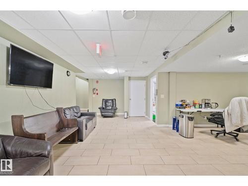 9512 154 St Nw, Edmonton, AB - Indoor