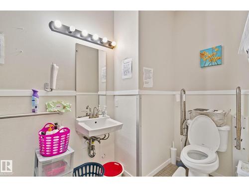 9512 154 St Nw, Edmonton, AB - Indoor Photo Showing Bathroom
