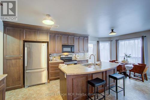 11 Bonniewood Drive, Mapleton, ON - Indoor Photo Showing Kitchen
