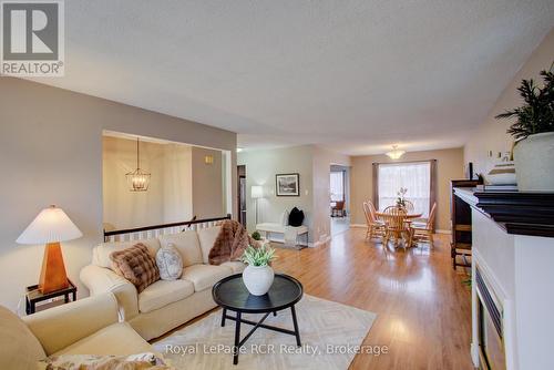 11 Bonniewood Drive, Mapleton, ON - Indoor Photo Showing Living Room