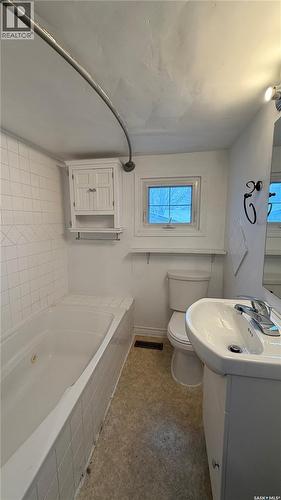 217 L Avenue N, Saskatoon, SK - Indoor Photo Showing Bathroom