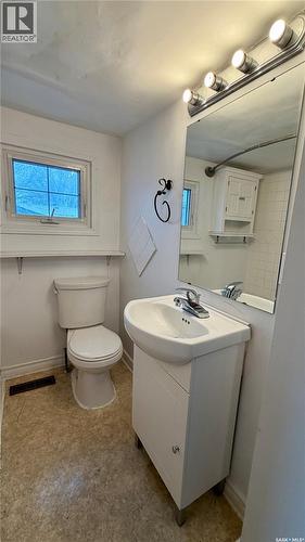 217 L Avenue N, Saskatoon, SK - Indoor Photo Showing Bathroom