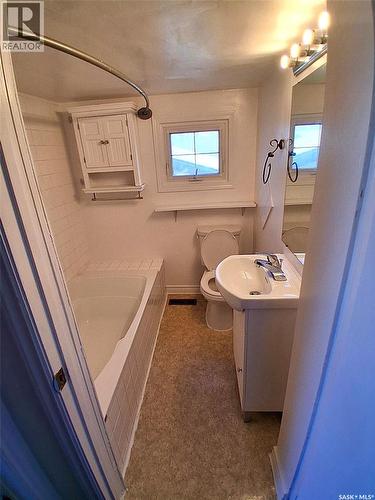 217 L Avenue N, Saskatoon, SK - Indoor Photo Showing Bathroom