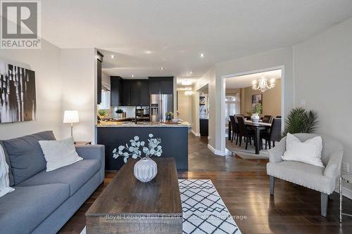 7321 Sandhurst Drive, Mississauga, ON - Indoor Photo Showing Living Room