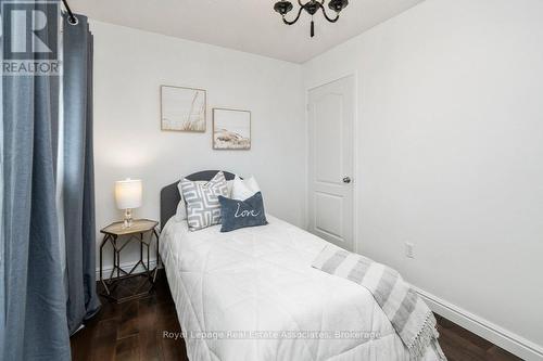 7321 Sandhurst Drive, Mississauga, ON - Indoor Photo Showing Bedroom