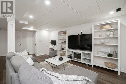 7321 Sandhurst Drive, Mississauga, ON - Indoor Photo Showing Living Room