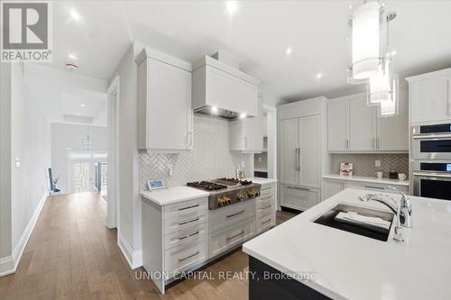 75 Bethpage Crescent, Newmarket, ON - Indoor Photo Showing Kitchen With Upgraded Kitchen