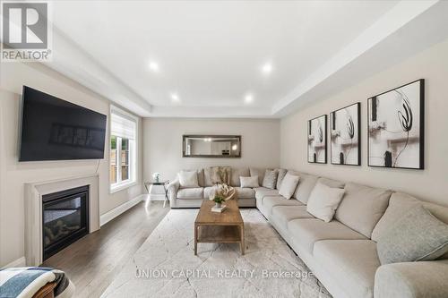 75 Bethpage Crescent, Newmarket, ON - Indoor Photo Showing Living Room With Fireplace