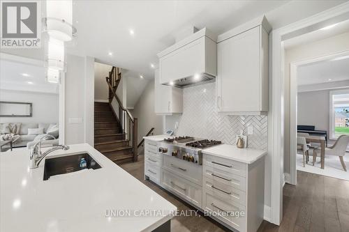 75 Bethpage Crescent, Newmarket, ON - Indoor Photo Showing Kitchen With Upgraded Kitchen