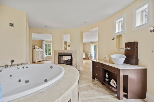 Salle de bains attenante à la CCP - 20110 Ch. Lakeshore, Baie-D'Urfé, QC - Indoor Photo Showing Bathroom With Fireplace