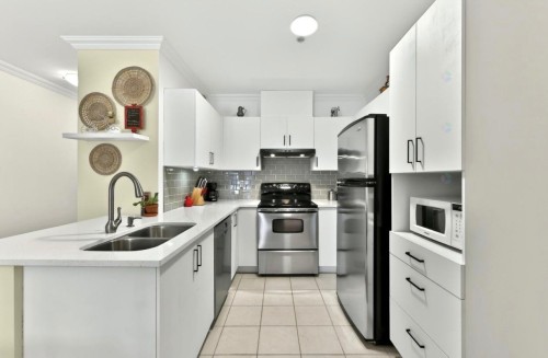 Kitchen - 102-45 Boul. Desjardins E., Sainte-Thérèse, QC - Indoor Photo Showing Kitchen With Double Sink
