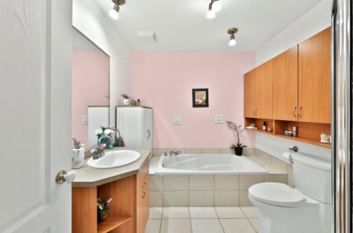 Bathroom - 102-45 Boul. Desjardins E., Sainte-Thérèse, QC - Indoor Photo Showing Bathroom
