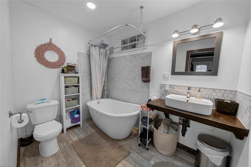 701 5Th Avenue, Kimberley, BC - Indoor Photo Showing Bathroom