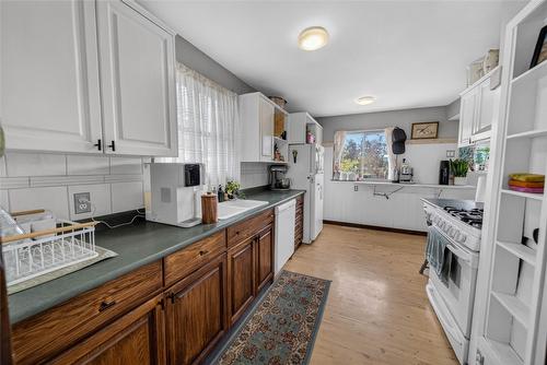 701 5Th Avenue, Kimberley, BC - Indoor Photo Showing Kitchen
