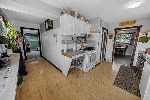 701 5Th Avenue, Kimberley, BC - Indoor Photo Showing Kitchen