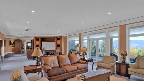 3240 Pooley Road, Kelowna, BC - Indoor Photo Showing Living Room