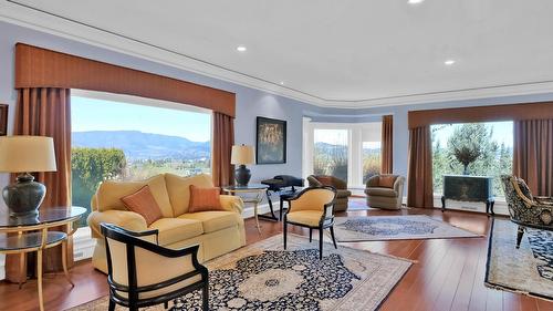3240 Pooley Road, Kelowna, BC - Indoor Photo Showing Living Room