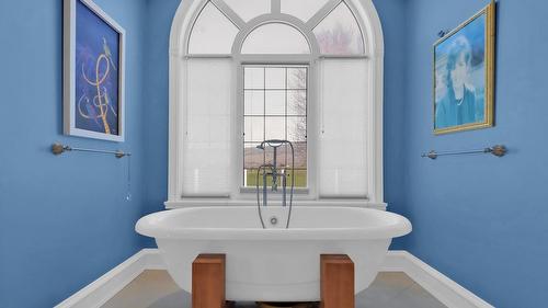 3240 Pooley Road, Kelowna, BC - Indoor Photo Showing Bathroom