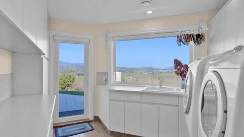 3240 Pooley Road, Kelowna, BC - Indoor