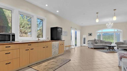 3240 Pooley Road, Kelowna, BC - Indoor