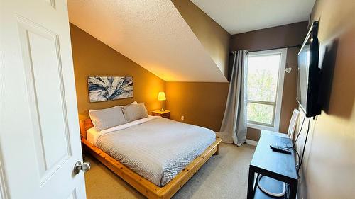 3412-205 Third Avenue, Invermere, BC - Indoor Photo Showing Bedroom