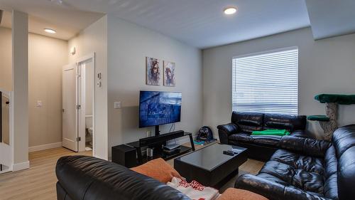 172-4025 Gellatly Road, West Kelowna, BC - Indoor Photo Showing Living Room