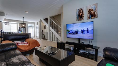 172-4025 Gellatly Road, West Kelowna, BC - Indoor Photo Showing Living Room