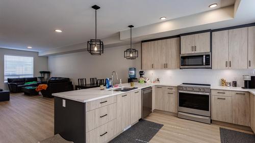 172-4025 Gellatly Road, West Kelowna, BC - Indoor Photo Showing Kitchen With Double Sink