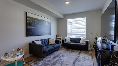 173-4025 Gellatly Road, West Kelowna, BC - Indoor Photo Showing Living Room
