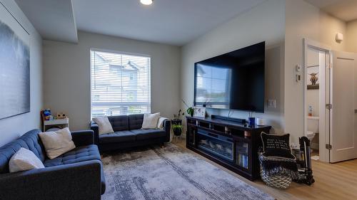 173-4025 Gellatly Road, West Kelowna, BC - Indoor Photo Showing Living Room