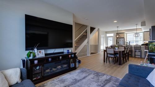173-4025 Gellatly Road, West Kelowna, BC - Indoor Photo Showing Living Room