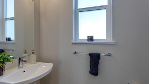 173-4025 Gellatly Road, West Kelowna, BC - Indoor Photo Showing Bathroom