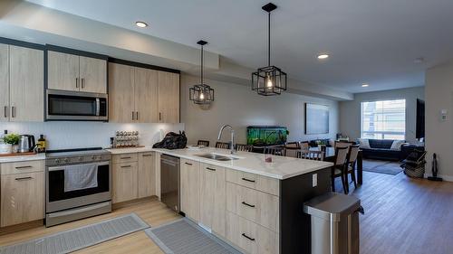173-4025 Gellatly Road, West Kelowna, BC - Indoor Photo Showing Kitchen With Double Sink With Upgraded Kitchen
