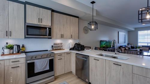 173-4025 Gellatly Road, West Kelowna, BC - Indoor Photo Showing Kitchen With Double Sink With Upgraded Kitchen