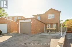 692 SULTANA SQUARE Pickering, ON L1V 3Y3
